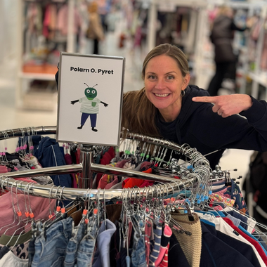 Innehavaren Ditte vid temastället med kläder från märket Polarn O. Pyret