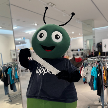 Loppemaskoten i butiken med ett långt kvitto