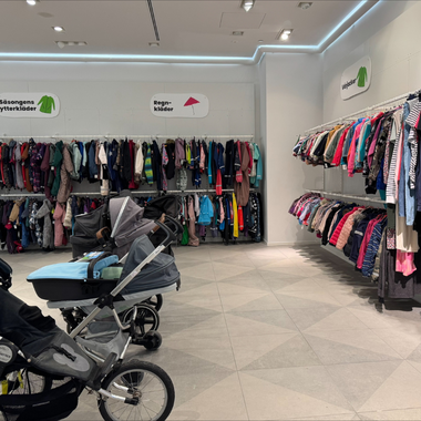 Säsongsvaror i butiken och barnvagnar